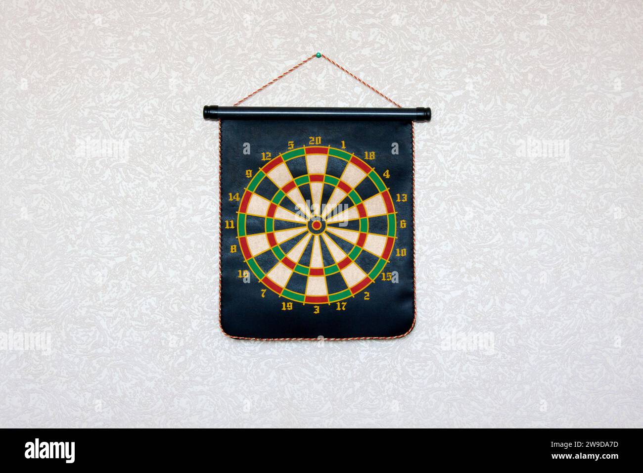 Dartscheibe an der Wand. Magnetpfeile für Kinder. Kopierbereich. Leerzeichen für Text Stockfoto