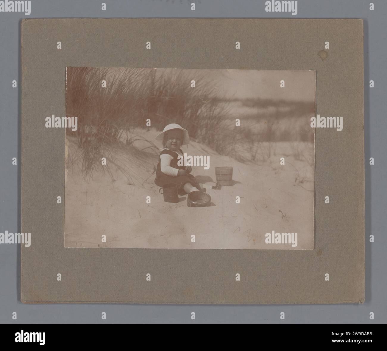 Porträt von Jacobus Cornelis van der Waals in den Duinen in Bergen aan Zee, Johannes Diderik van der Waals (1873–1971) (zugeschrieben), 1912–1920 Fotografie Bergen (Nordholland) fotografische Unterstützung. Historische Personen aus Pappe. Dünen (Meer nicht sichtbar); in den Dünen Bergen (Nordholland) Stockfoto