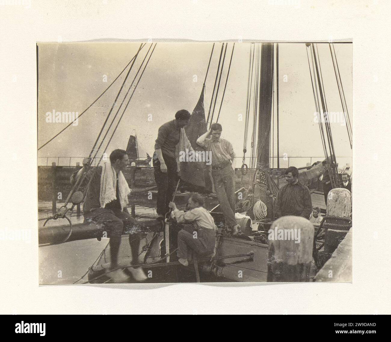 Männer auf einem Segelboot, G. Hidderley (zugeschrieben), ca. 1900 - ca. 1910 Foto dieses Foto ist Teil eines Albums. Volendam-Papier. Fotografische Unterlage Gelatine-Silberdruck historische Personen. Erwachsener Mann. Segelschiff, Segelboot Volendam Stockfoto