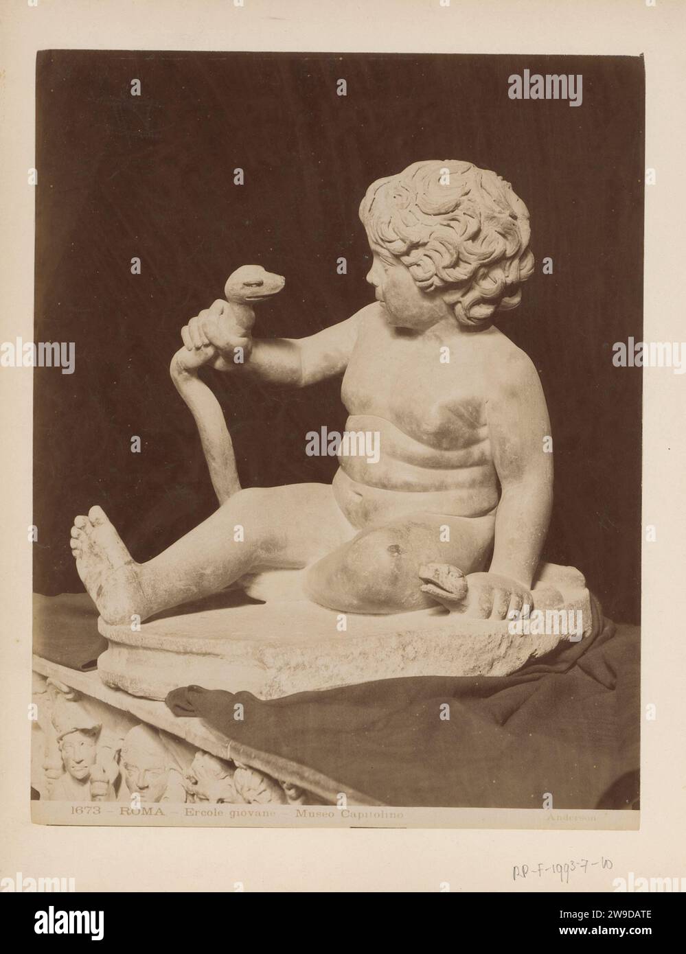 Skulptur des Herkules als Kind mit Schlangen, in den Kapitolinischen Museen in Rom, James Anderson, ca. 1857 - ca. 1875 Foto dieses Foto ist Teil eines Albums. Kapitolinische Museen Papieralbumen Druckstück einer Skulptur, Reproduktion einer Skulptur. Herkules erwürgt zwei Schlangen in seiner Wiege Kapitolinischen Museen Stockfoto