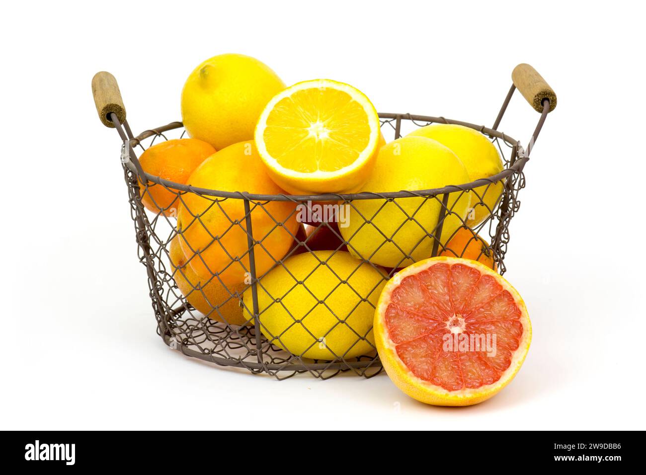 Zitrusfrüchte in einem Korb auf weißem Hintergrund Stockfoto