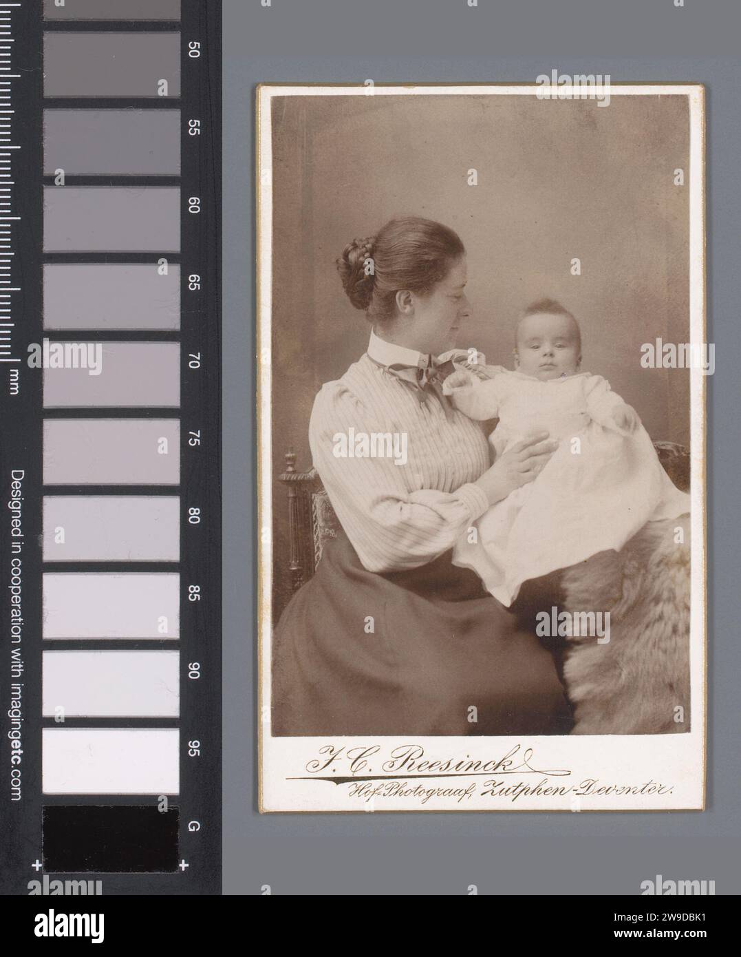 Porträt von Charlotte Hooykaas van der Linden mit ihrem Sohn Johan Christiaan Reesinck, 1891 - 1922 Fotografie. Besuchen Sie die Karte aus Karton. Fotografische Unterstützung historischer Personen Stockfoto