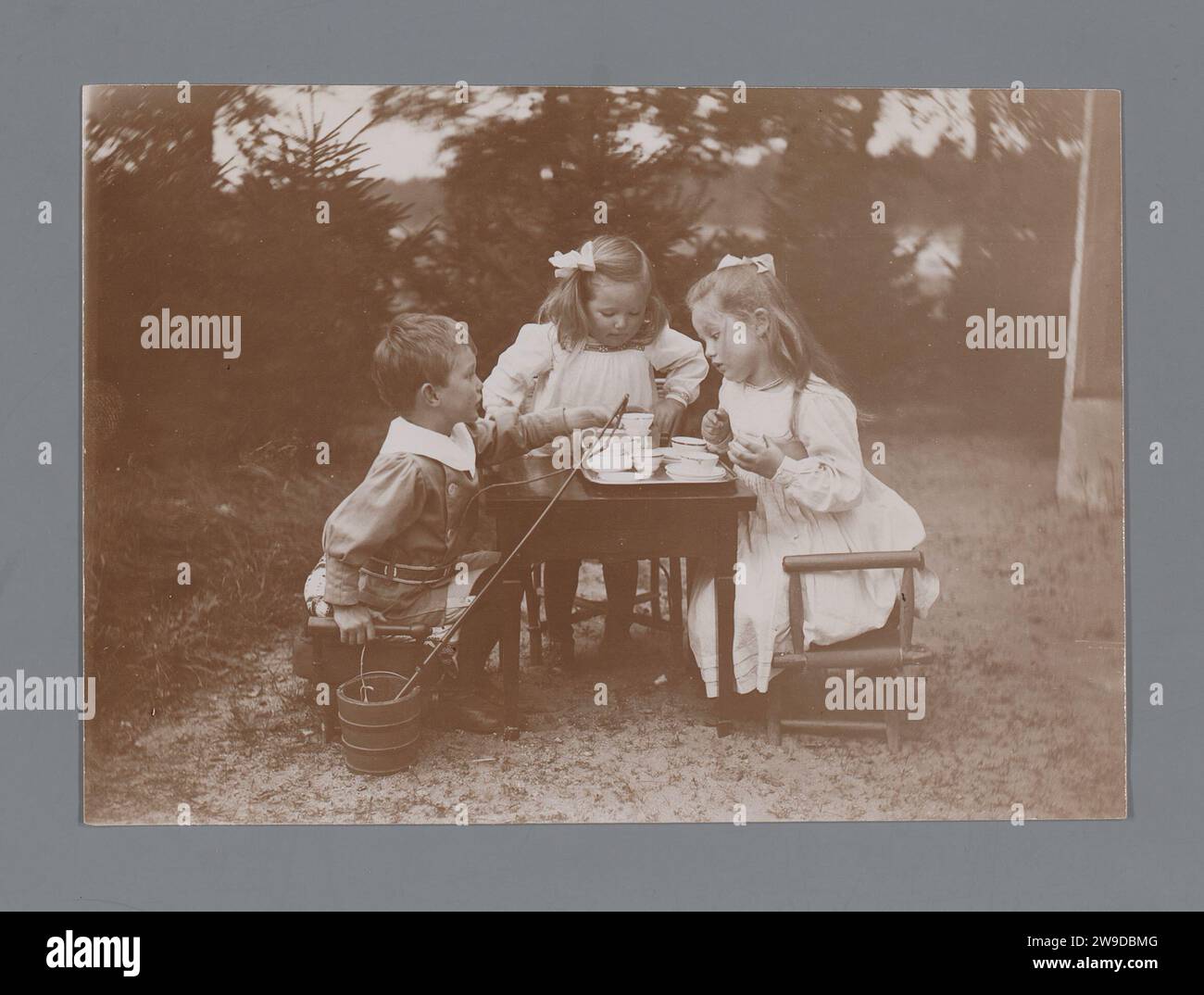 Johanna Geertruida, Johannes Diderik und Anne Madeleine van der Waals spielen mit Tee-Set, Johannes Diderik van der Waals (1873–1971) (zugeschrieben), 1906–1915 Foto Waffenfeld fotografische Unterstützung historischer Personen. Spielzeugtee-Set Waffenfeld Stockfoto