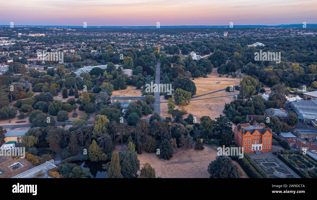 Ein Blick aus der Vogelperspektive auf den Kew Palace mit üppigen grünen Bäumen im Hintergrund Stockfoto