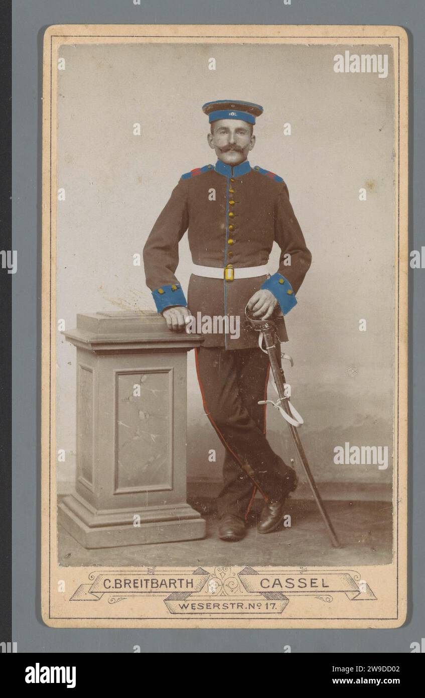 Porträt eines deutschen Soldaten, um 1890 - um 1910 Besuchskarte Kasseler Papier. Anonyme historische Person aus Pappe porträtiert. Der Soldat, das Leben des Soldaten Stockfoto