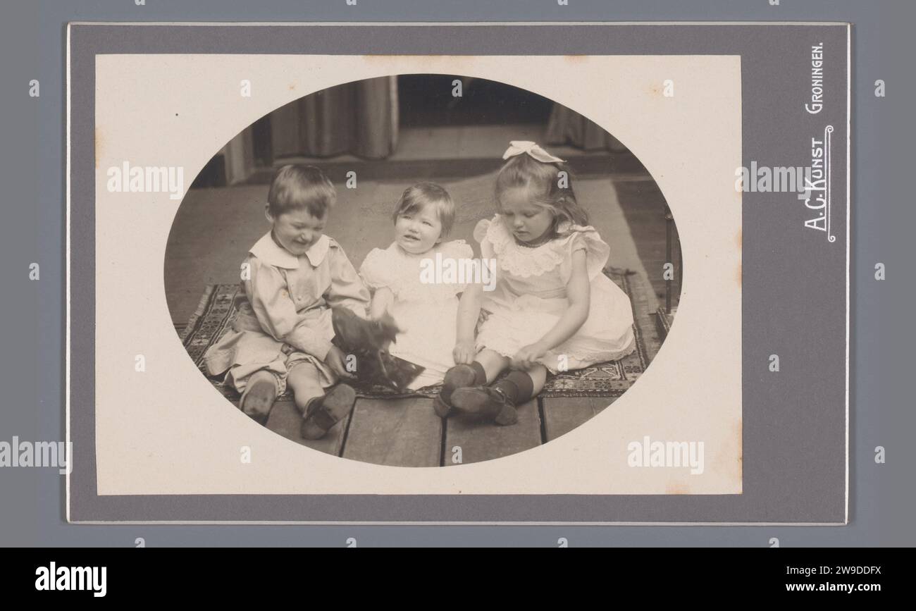 Gruppenporträt von Johanna Geertruida, Johannes Diderik und Anne Madeleine van der Waals, Aleidas Christiaan Kunst, 1907 Fotografie. Schrankfoto Groningen Karton. Fotografische Unterstützung historischer Personen. Historische Personen Groningen Stockfoto