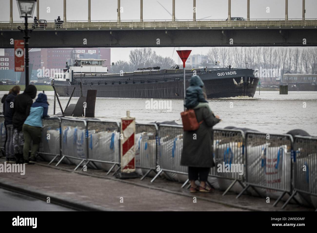 DEVENTER - die Menschen sehen das Hochwasser in der IJssel und ein vorbeifahrendes Schiff an den Sandsäcken auf der Wellekade. Die Gemeinde Deventer baut sich auf das schnell aufsteigende Wasser in der IJssel. Die Angst ist, dass der Wasserspiegel irgendwann so hoch ansteigt, dass Wasser in die Innenstadt fließt. ANP VINCENT JANNINK niederlande aus - belgien aus Stockfoto