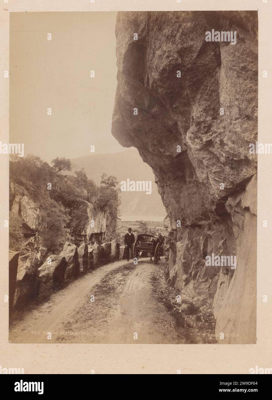 Gruppe von Bratlandsdalen, Suldal, Noorwegen, ca. 1870 - ca. 1900 Fotografieren Sie überhängenden Felsen mit einer Straße mit einem Mann mit einem Pferd und einer Kutsche darunter. Suldal ist eine Gemeinde in der norwegischen Provinz Rogaland. Unterstützung für Fotos in Norwegen. Karton Albumendruck Norwegen Stockfoto