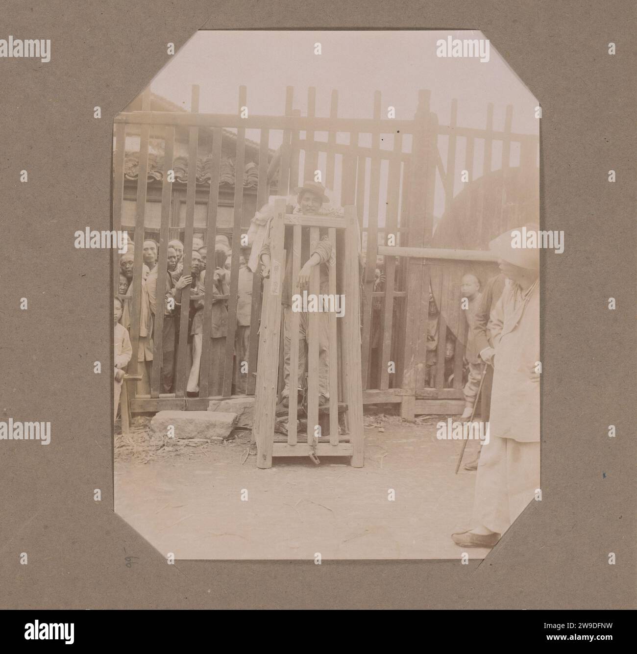 Mann in einem Holzkäfig in China, ca. 1890 - ab 1903 Foto dieses Foto ist Teil eines Albums. China-Papier. Fotografische Unterstützung Albumenabdruck Erwachsener Mann. Öffentliche Bestrafung (Tod nicht beabsichtigt oder beteiligt). Truhe, Coffee Porzellan Stockfoto