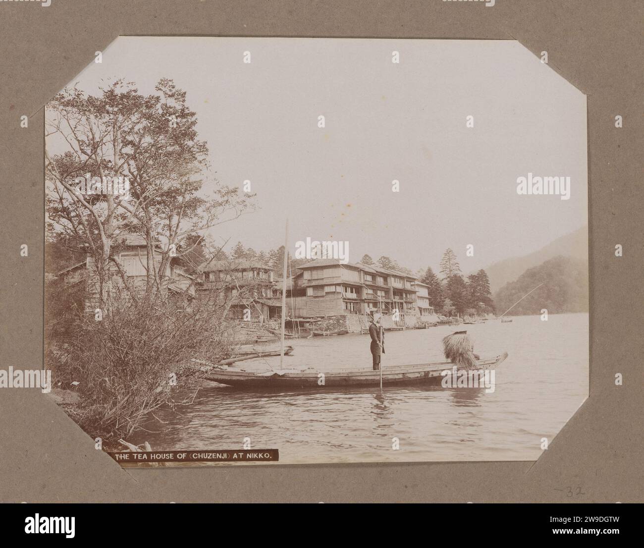 Teehaus am Chozenji-Ko Meer in Nikko, Japan, ca. 1890 - ab 1903 Foto dieses Foto ist Teil eines Albums. Japan-Papier. Fotografische Unterstützung Albumenabdruck See. Teegarten, Gartenrestaurant CHOZENJI-KO Stockfoto