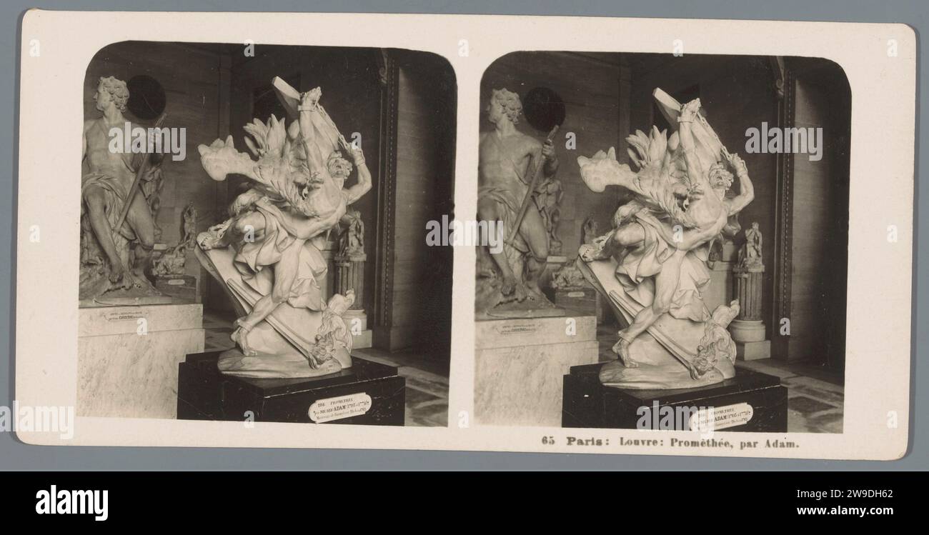 Die Skulptur von Nicolas Sébastien Adam im Musée du Louvre in Paris, die Prometheus darstellt, wird von einem Adler, der Neuen Photographic Gesellschaft, in oder nach 1894 - ca. 1910 stereografischen Louvre Museum Karton angegriffen. Ein Adler trennt an Prometheus' Leber. Sitzende Figur - AA - weibliche menschliche Figur. Skulptur Stockfoto
