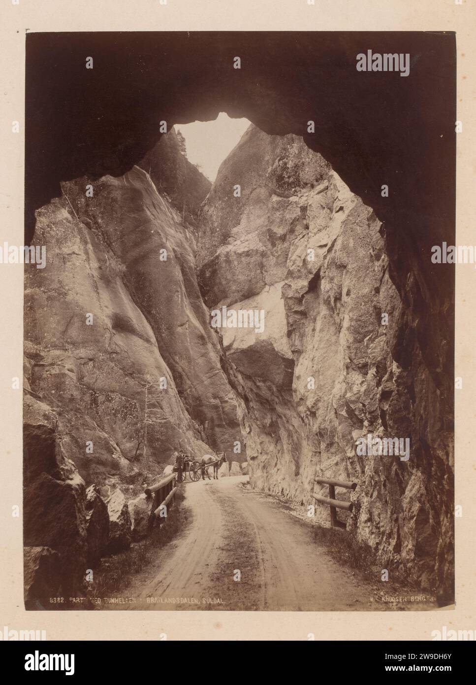 Party at/Down [?] Der Tunnel in Bratlandsdalen, Suldal, Noorwegen, um 1870 - um 1900 fotografieren überhängende Felsen mit einer Straße mit einem Mann mit Pferd und Kutsche darunter. Suldal ist eine Gemeinde in der norwegischen Provinz Rogaland. Unterstützung für Fotos in Norwegen. Karton Albumendruck Norwegen Stockfoto