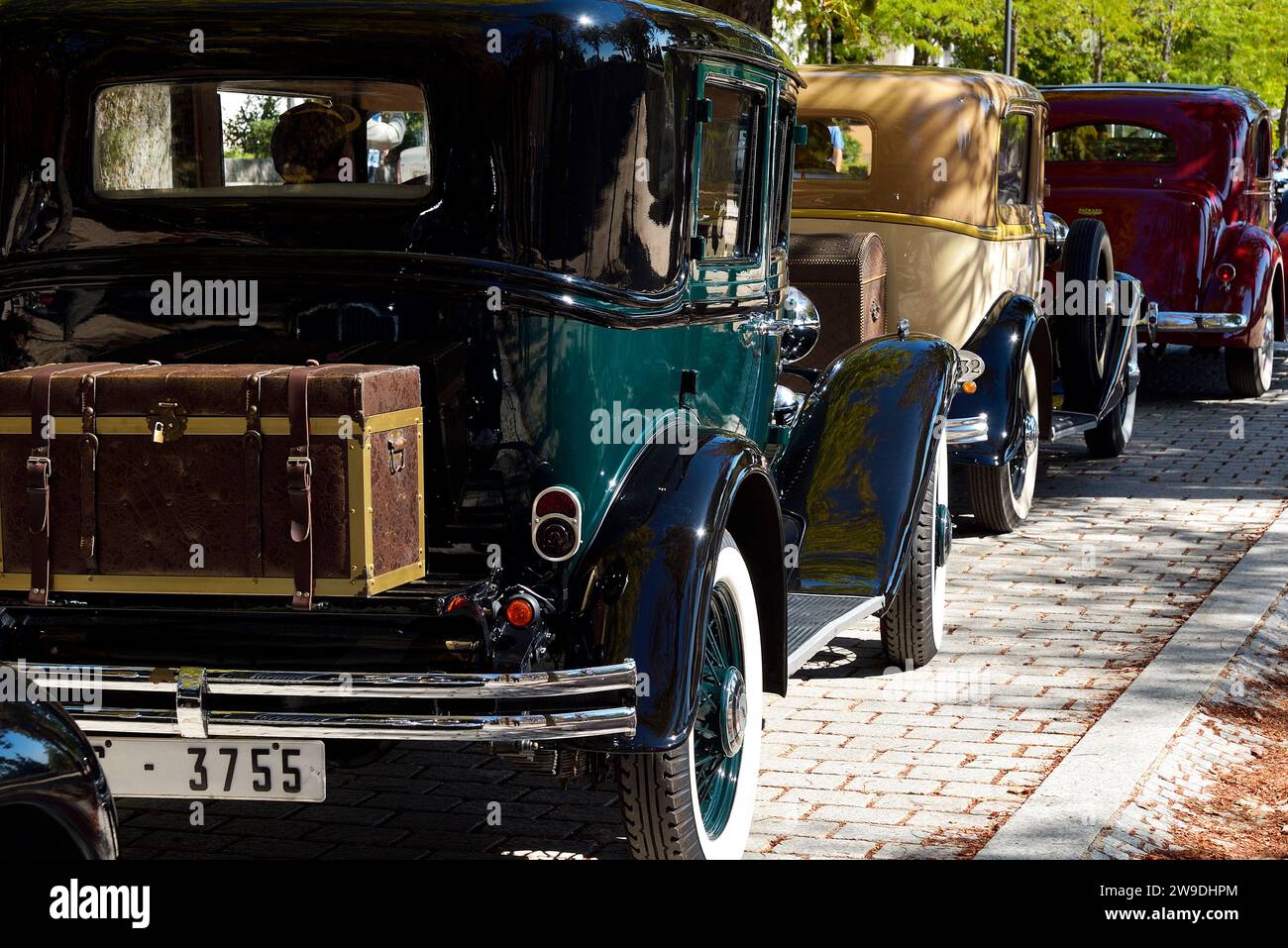 Einige Oldtimer auf der Straße bei einem Automobilfestival in San Lorenzo de El Escorial, Madrid. Stockfoto