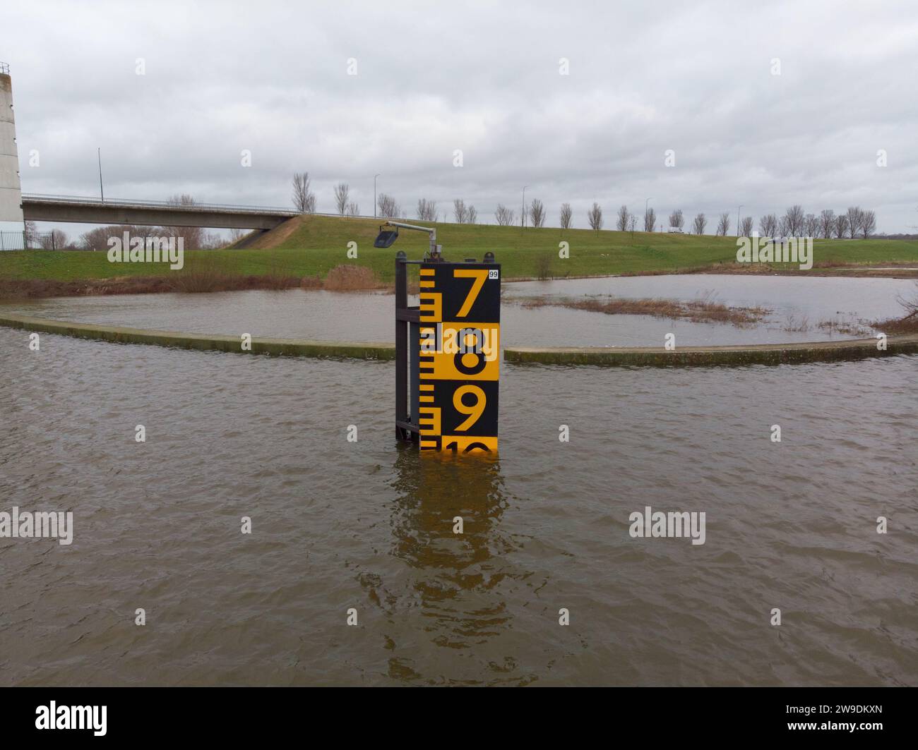 Gezeitenmesszeichen im Fluss bei Flut- und Flußfluten in den Niederlanden Stockfoto