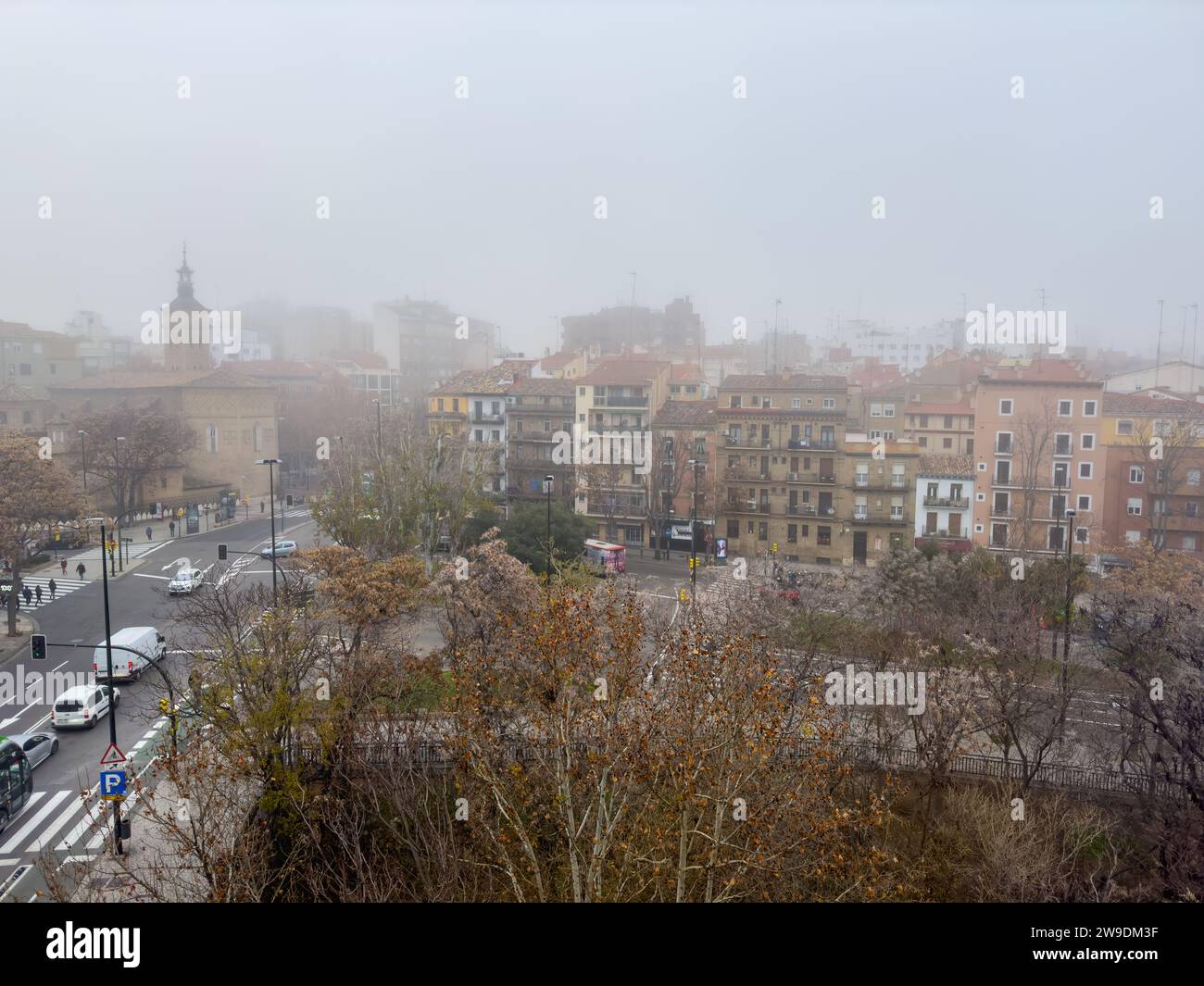 Nebelige, winterliche Stadtlandschaft bei sinkenden Temperaturen in Saragossa, Spanien Stockfoto