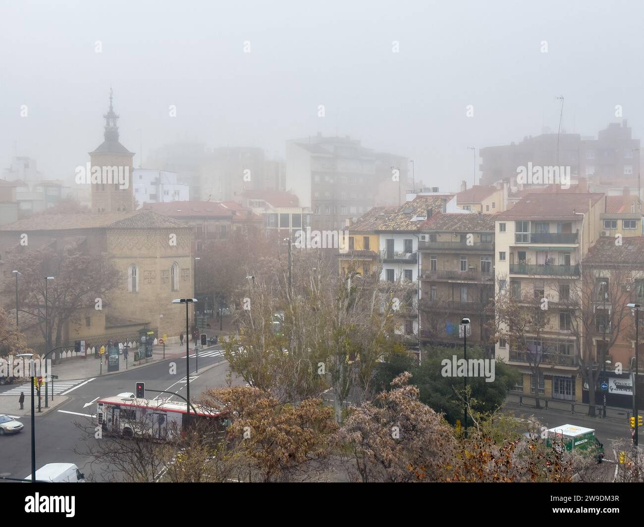 Nebelige, winterliche Stadtlandschaft bei sinkenden Temperaturen in Saragossa, Spanien Stockfoto