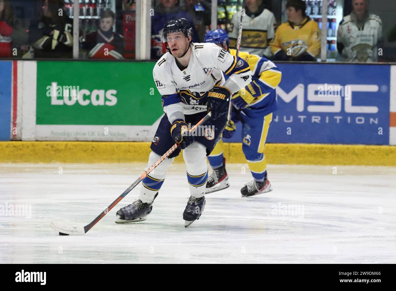 NIHL Eishockey Play-off Endspiel zwischen Leeds Knights (blaue Shirts) und London Raiders (weiße Shirts) am 16. April 2023 Stockfoto