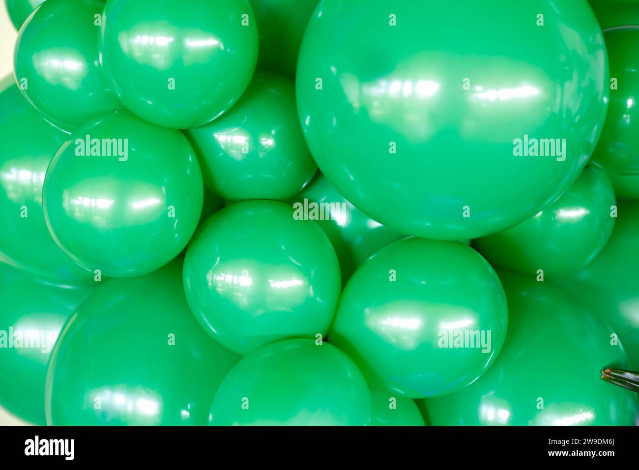 Bunte Ballons im Hintergrund - Geburtstagsparty für Kinder in kräftigen Farben Stockfoto