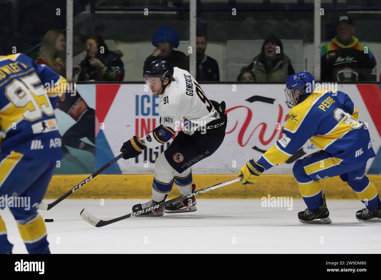 NIHL Eishockey Play-off Endspiel zwischen Leeds Knights (blaue Shirts) und London Raiders (weiße Shirts) am 16. April 2023 Stockfoto