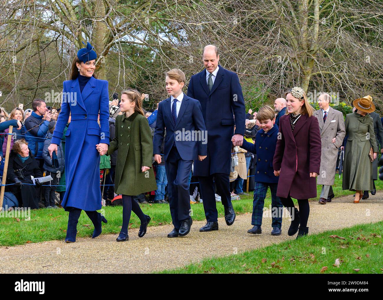 Der Prinz und die Prinzessin von Wales mit ihren Kindern, die in der Kirche von St. ankommen Mary Magdalene, Sandringham am Weihnachtstag 2023 Stockfoto