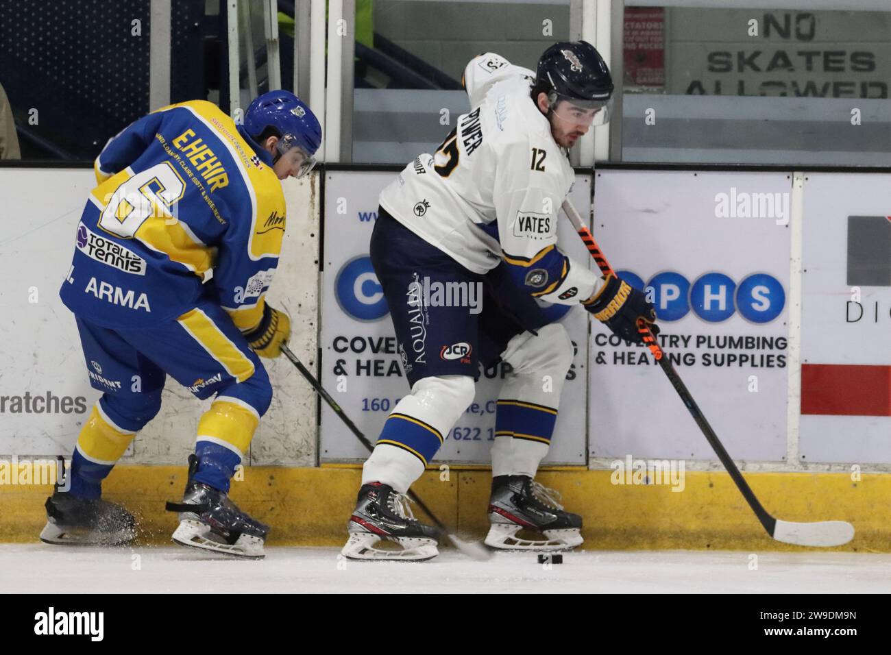 NIHL Eishockey Play-off Endspiel zwischen Leeds Knights (blaue Shirts) und London Raiders (weiße Shirts) am 16. April 2023 Stockfoto