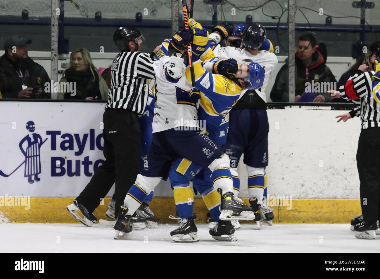 NIHL Eishockey Play-off Endspiel zwischen Leeds Knights (blaue Shirts) und London Raiders (weiße Shirts) am 16. April 2023 Stockfoto