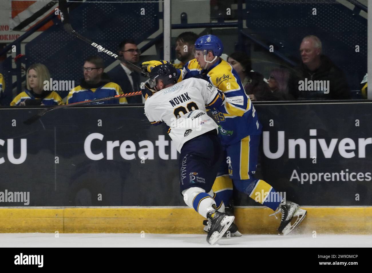 NIHL Eishockey Play-off Endspiel zwischen Leeds Knights (blaue Shirts) und London Raiders (weiße Shirts) am 16. April 2023 Stockfoto
