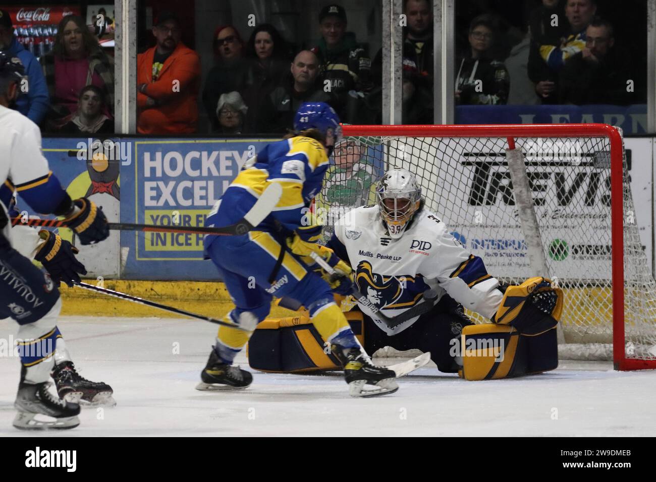 NIHL Eishockey Play-off Endspiel zwischen Leeds Knights (blaue Shirts) und London Raiders (weiße Shirts) am 16. April 2023 Stockfoto