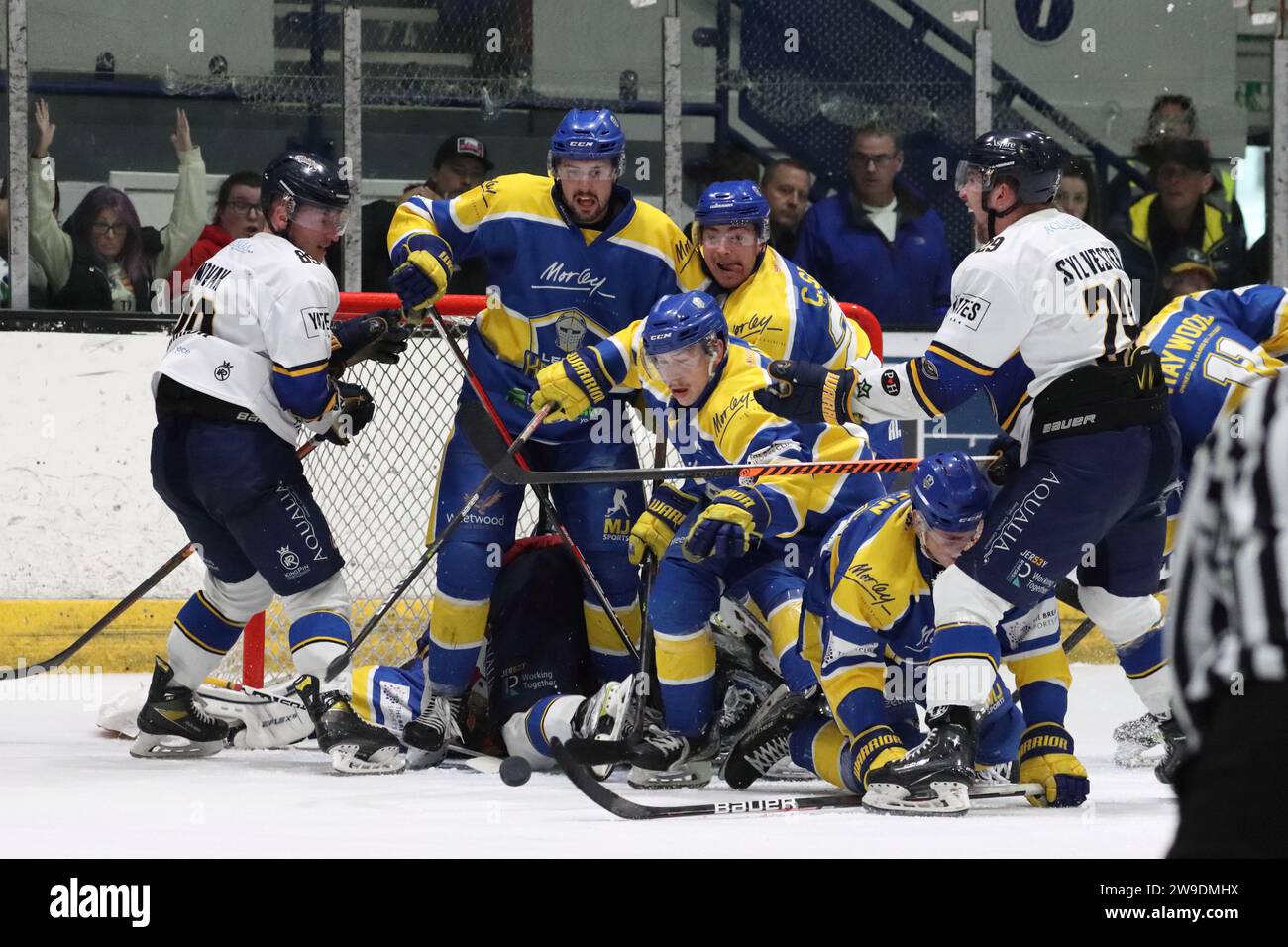 NIHL Eishockey Play-off Endspiel zwischen Leeds Knights (blaue Shirts) und London Raiders (weiße Shirts) am 16. April 2023 Stockfoto