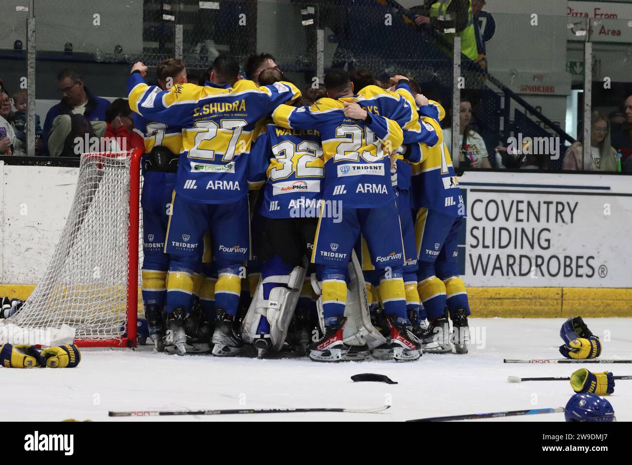 NIHL Eishockey Play-off Endspiel zwischen Leeds Knights (blaue Shirts) und London Raiders (weiße Shirts) am 16. April 2023 Stockfoto