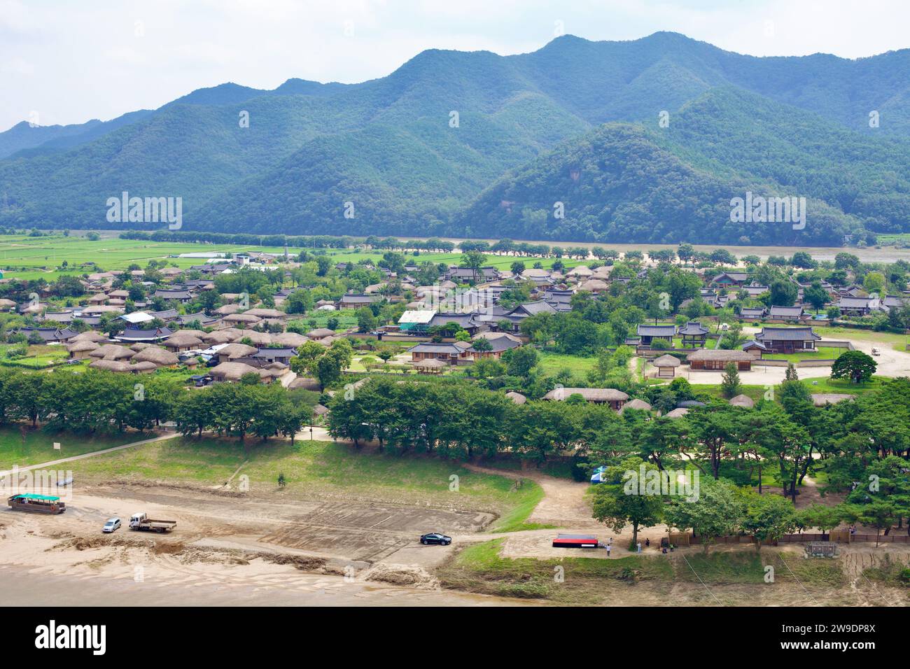 Andong City, Südkorea - 1. August 2021: Ein linksschwenkbarer Blick von der Buyongdae Cliff zeigt eine erweiterte Szene des Andong Hahoe Folk Village, Highlight Stockfoto