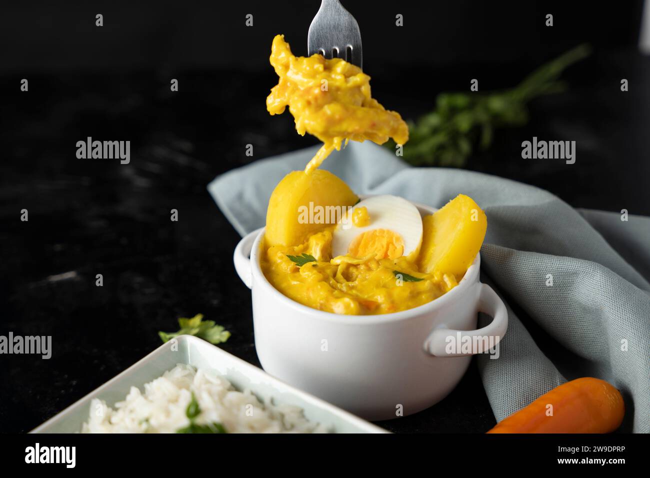 Gabel mit einem Stück Hühner aus einem typischen peruanischen Gericht. Stockfoto