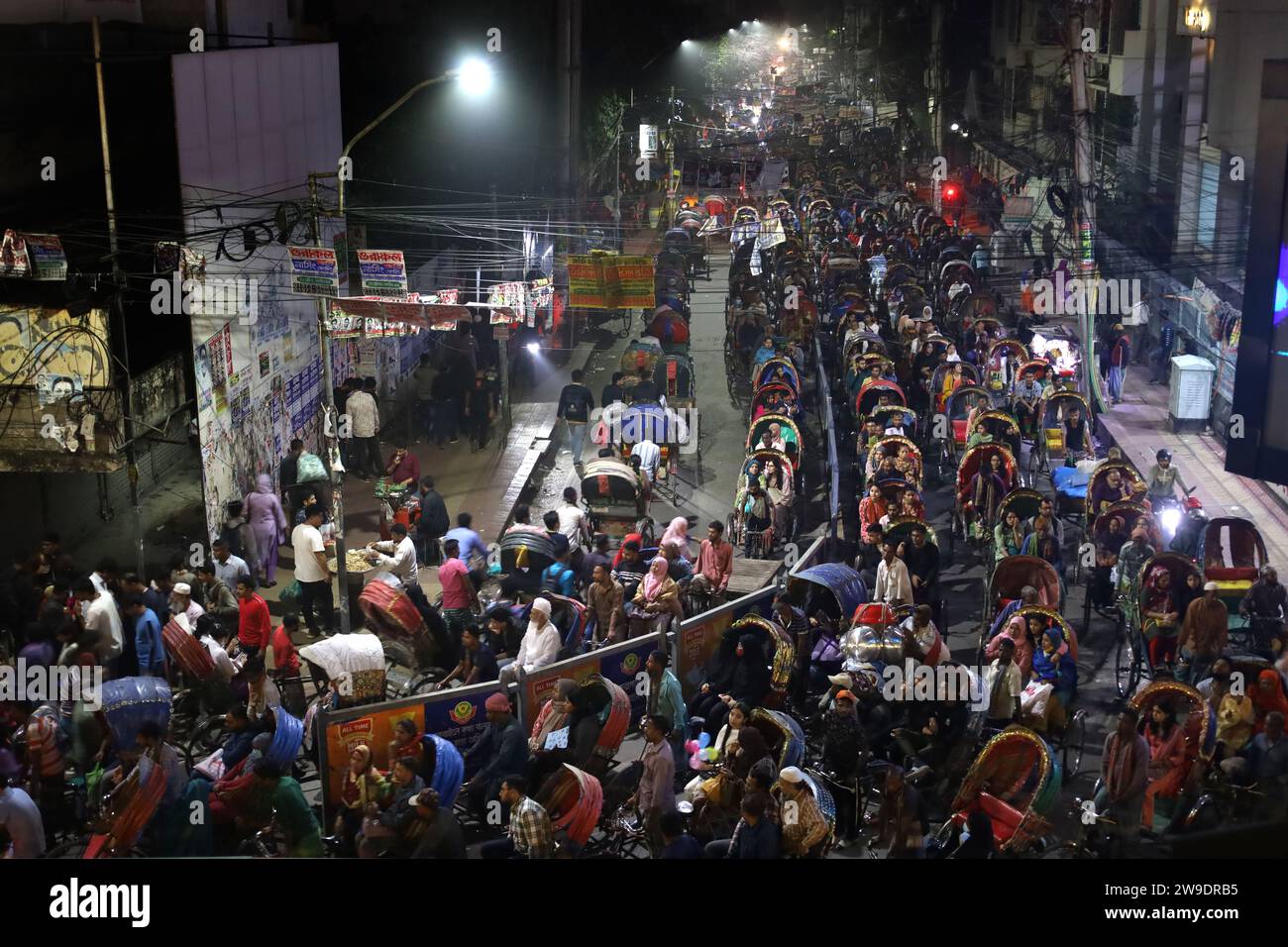 Dhaka, Dhaka, Bangladesch. Dezember 2023. Tausende Rikschas stecken in Staus auf den Straßen von Dhaka. Rikschas sind ein sehr beliebtes dreirädriges Fahrzeug in Bangladesch. Vor kurzem hat die Organisation der Vereinten Nationen für Bildung, Wissenschaft und Kultur die Rikschas und Rikscha-Gemälde der Stadt Dhaka als immaterielles Kulturerbe der UNESCO anerkannt. Rikschas und Rikscha-Gemälde wurden in die Liste des „Immateriellen Kulturerbes der Menschheit“ als fünftes Erbe Bangladeschs aufgenommen. (Kreditbild: © Syed Mahabubul Kader/ZUMA Press Wire) NUR REDAKTIONELLE VERWENDUNG! Nein Stockfoto