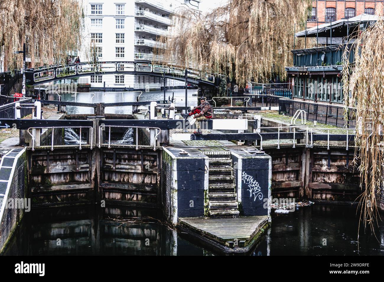 ZombiePunk entspannt sich am Kanal im Londoner Camden. Stockfoto