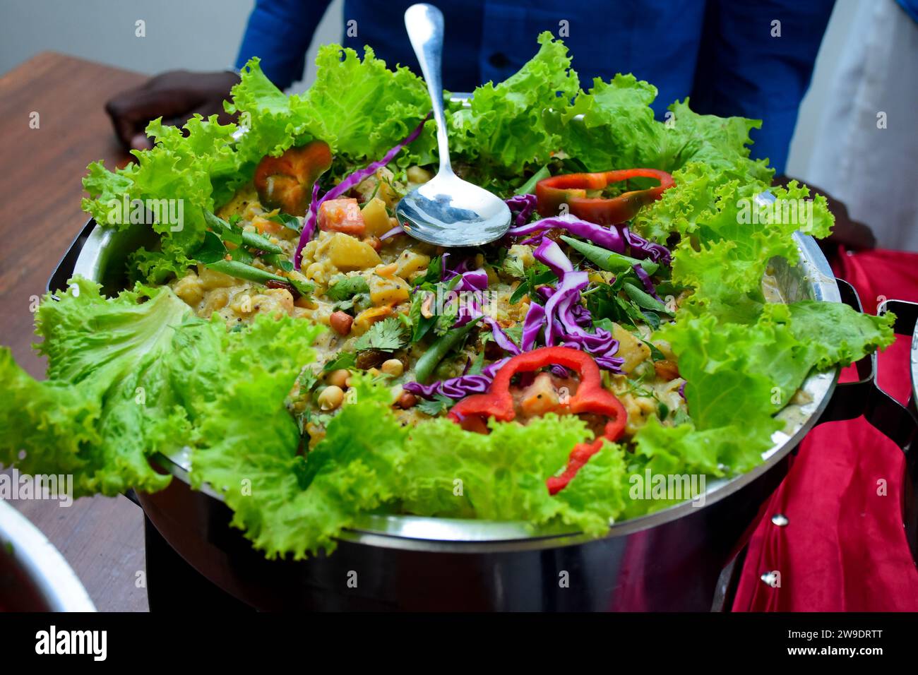 Indischer Dal. Traditionelle indische Suppenlinsen. Indisches Dhal-Curry im Buffet Stockfoto