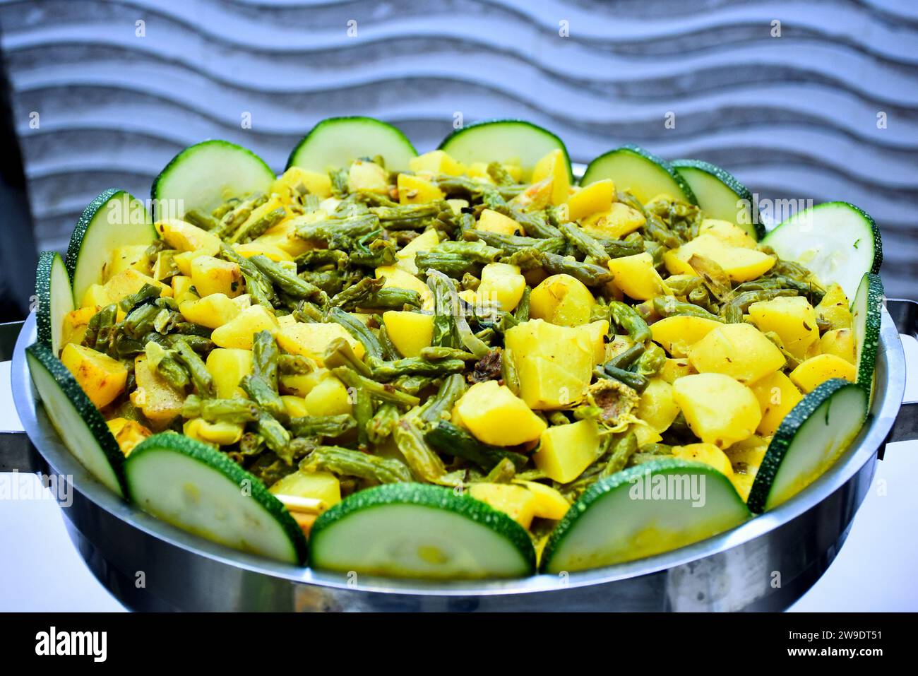 Kartoffel mit gemischtem Curry, mit Milch. Nicht scharfes Essen in sri lanka. Stockfoto