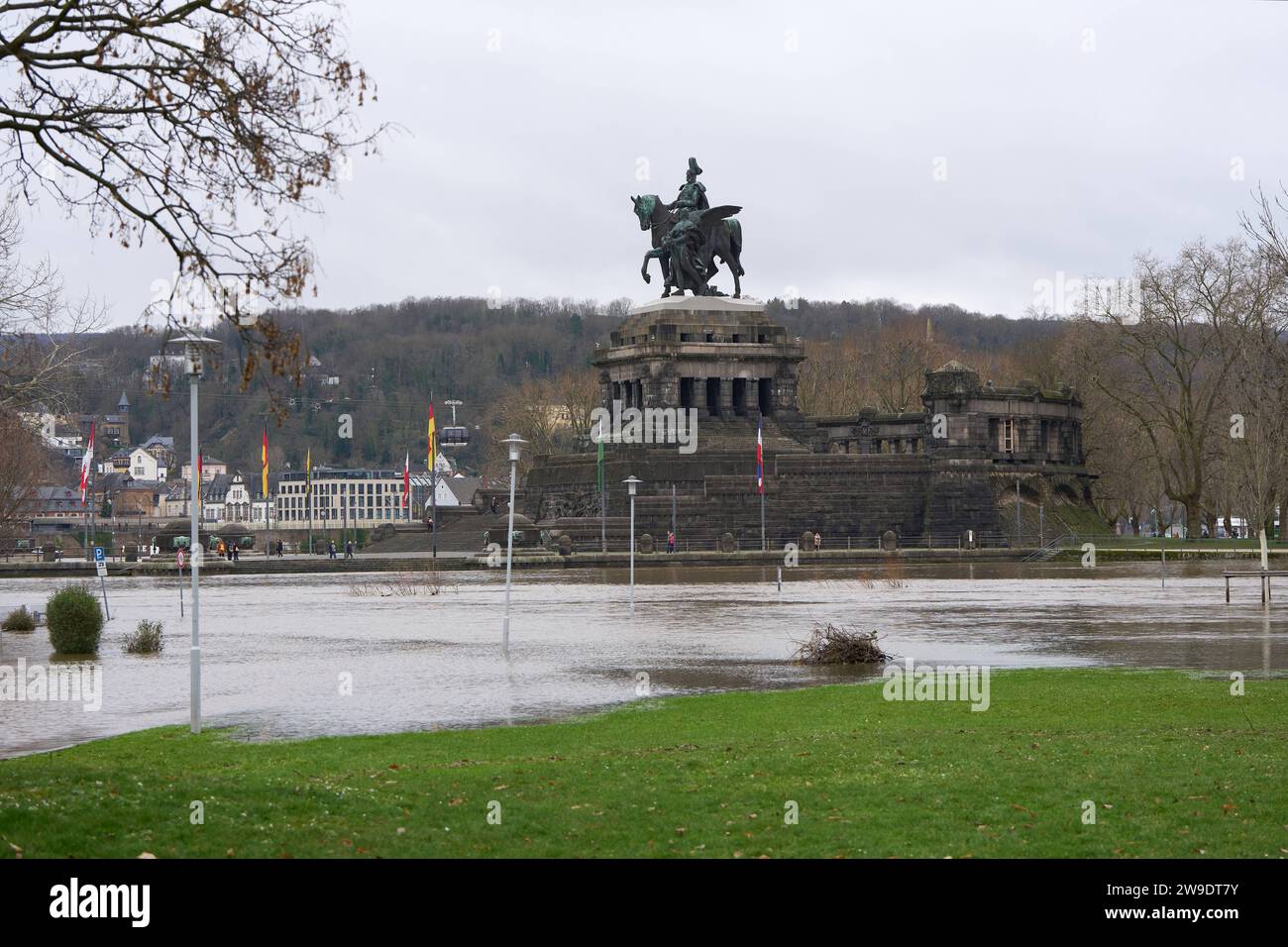 Das deutsche Eck mit dem Reiterstandbild von Kaiser Wilhelm am Zusammenfluss von Rhein und Mosel ist vom Hochwasser umspült Hochwasser *** die deutsche Ecke mit der Reiterstatue Kaiser Wilhelms am Zusammenfluss von Rhein und Mosel ist von Hochwasser DSC01277.jpg umgeben Stockfoto