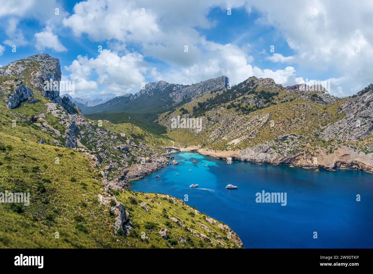 Erleben Sie die wilde Schönheit von Cap de Formentor, Mallorca, mit seinen hohen Klippen, dem historischen Leuchtturm und dem ruhigen Wasser von Cala Figuera. Stockfoto