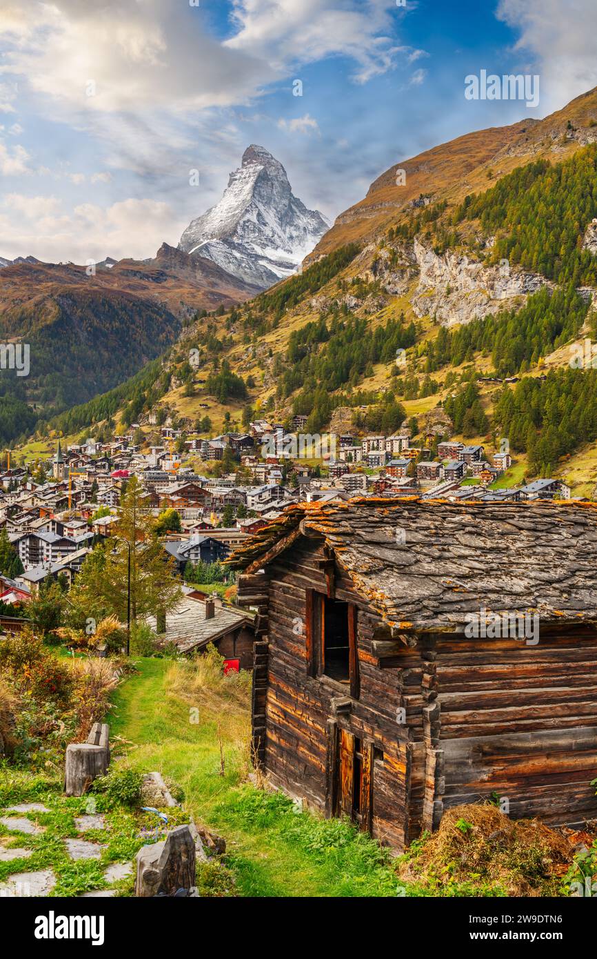 Zermatt, Schweiz mit alten Bauernhäusern unter dem Matterhorn. Stockfoto