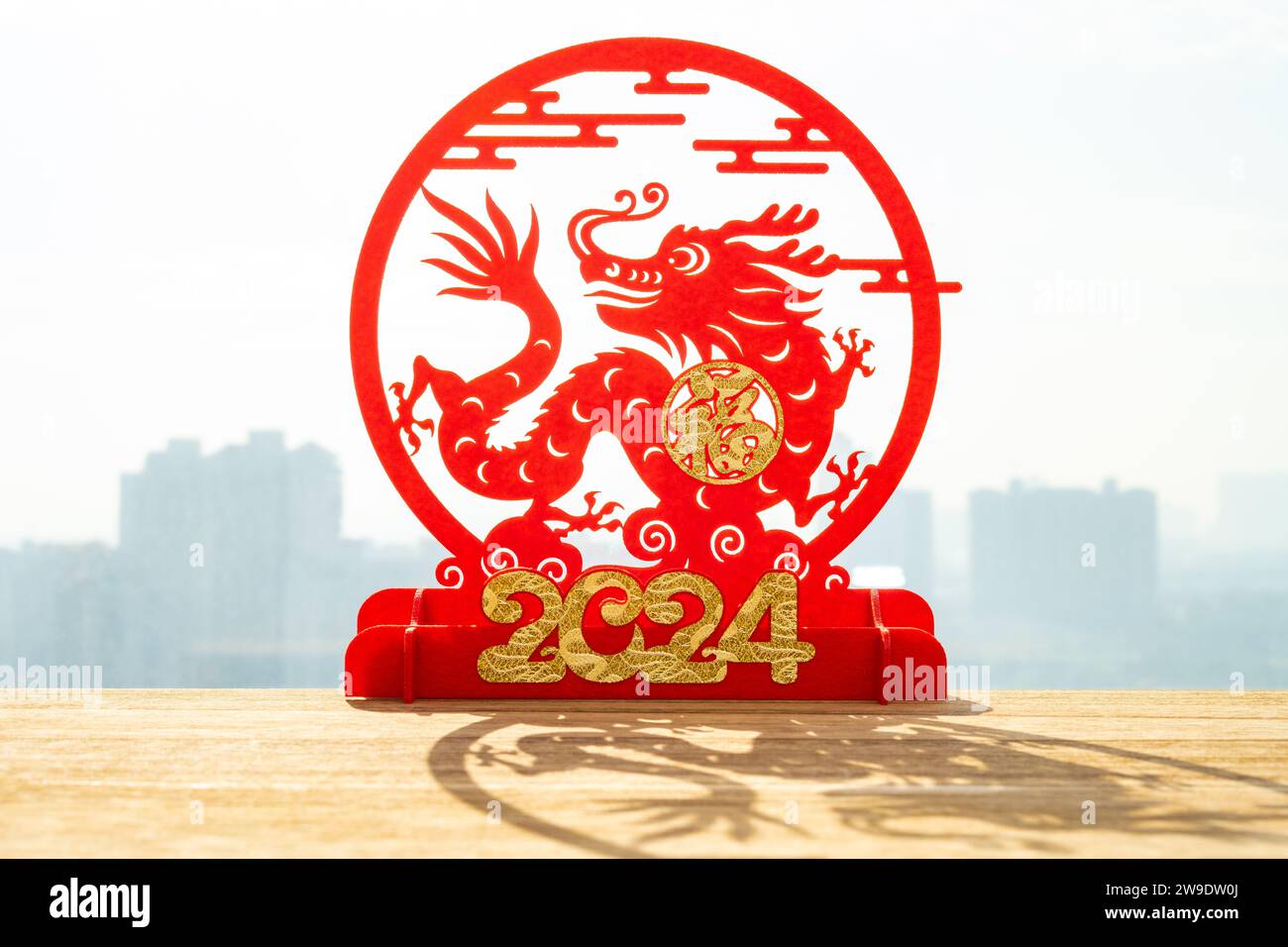Chinesisches Neujahr des Drachen 2024 Maskottchenpapier vor einem