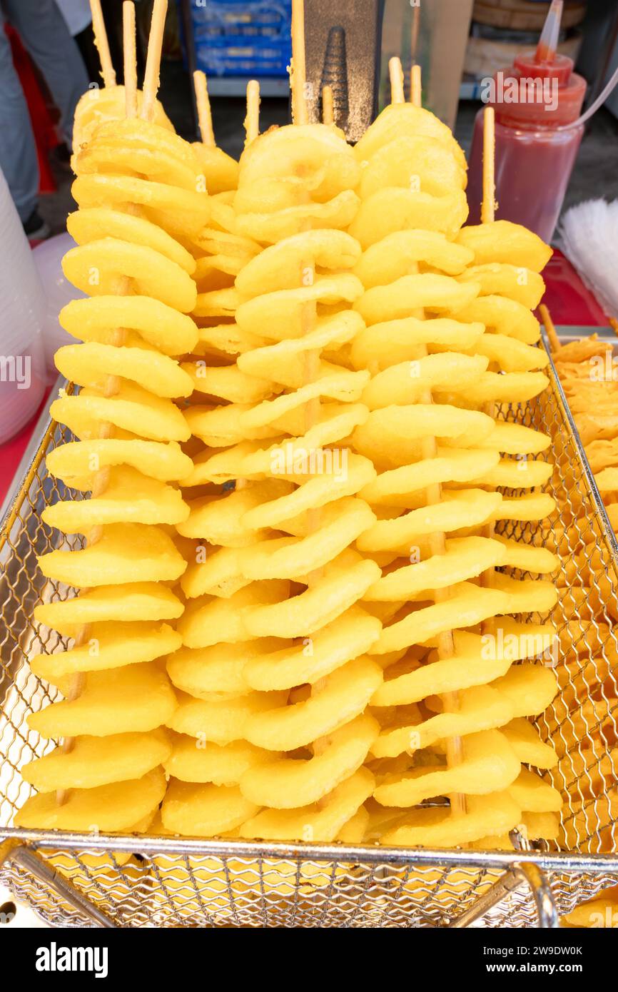 Frittierte Tornado-Kartoffel in vertikaler Zusammensetzung Stockfoto