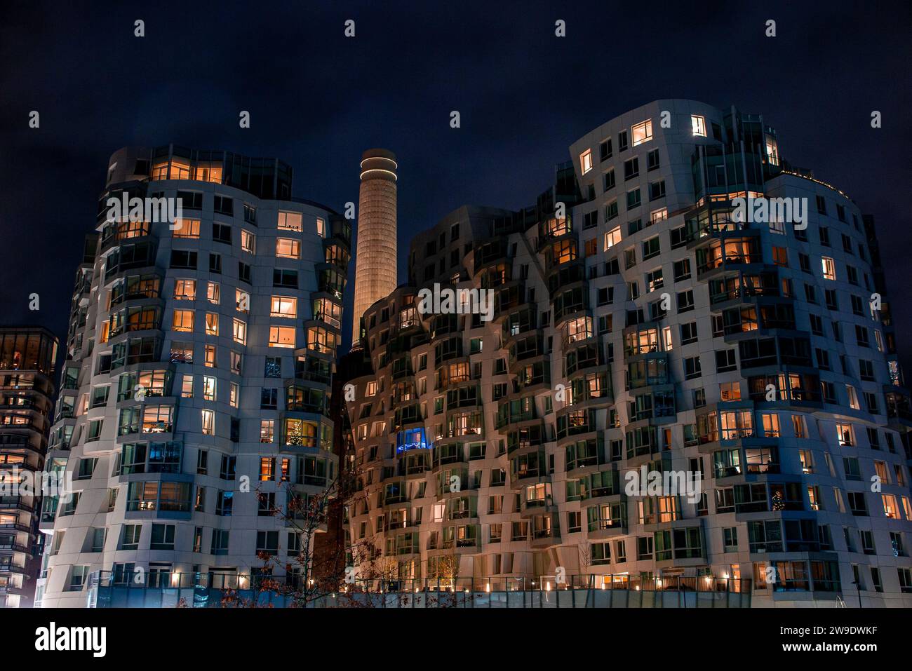 Wundervoll aussehende Wohnungen vor dem legendären Battersea Power Station bei Nacht Stockfoto