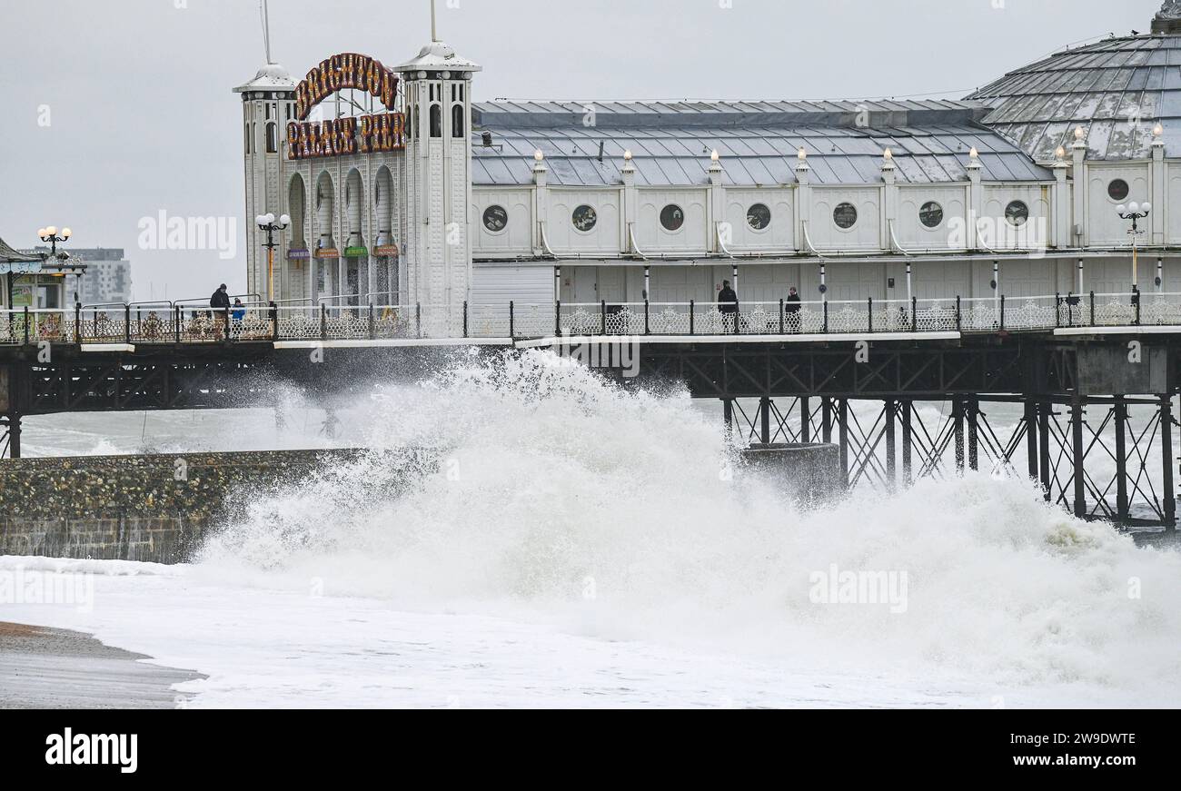 Brighton UK 27. Dezember 2023 - Wellen stürzen auf Brighton Seafront am Pier, als Storm Gerrit Großbritannien heute mit Wetterwarnungen im ganzen Land attackiert: Credit Simon Dack / Alamy Live News Stockfoto