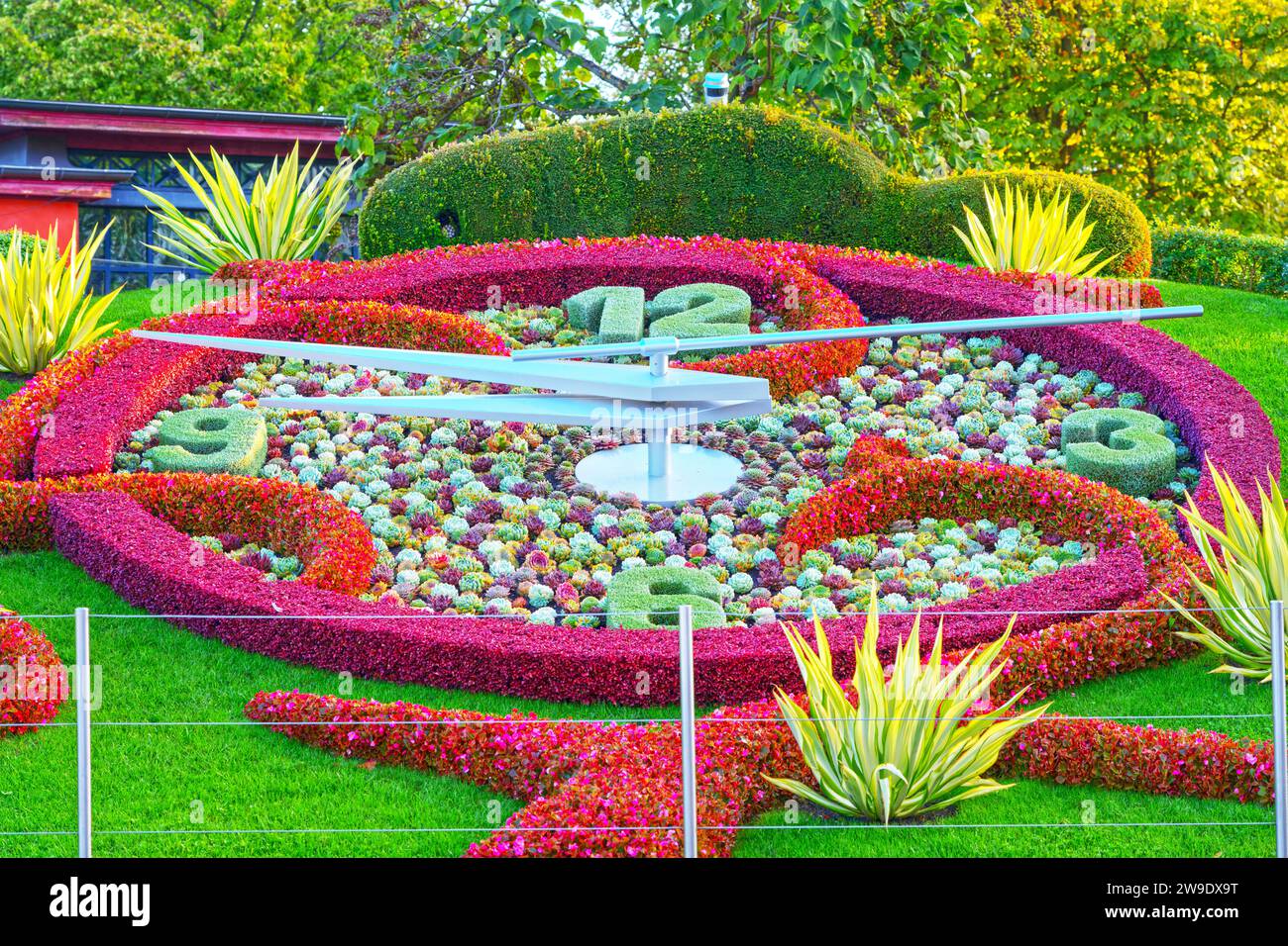 GENF, SCHWEIZ - 1. OKTOBER 2023: L'horloge fleurie Blumenuhr im Jardin Anglais. Stockfoto