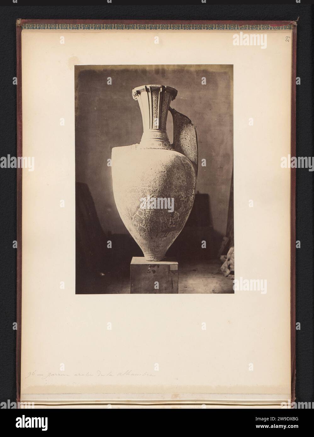 Arabische Vase in der Alhambra in Granada, Spanien, C Maufsaise (zugeschrieben), 1906 Foto dieses Foto ist Teil eines Albums. Granada Papier Albumendruck Behälter aus Keramik: Glas, Krug, Topf, Vase Alhambra Stockfoto