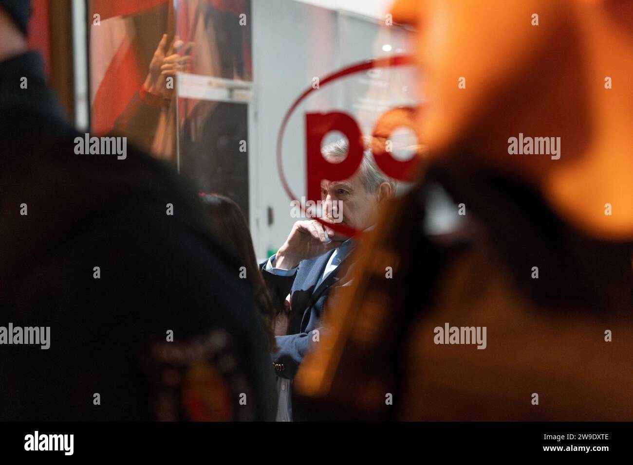 Der polnische Abgeordnete PIOTR GLINSKI von der PiS-Partei für Recht und Gerechtigkeit sieht die Menge vor dem PAP-Hauptquartier in Warschau, 26. Dezember 2023. Menschen versammelten sich vor dem staatlichen Fernsehsender und dem PAP-Studio im Rahmen des anhaltenden Protestes gegen die Aktionen der neu gewählten pro-europäischen Koalition, die darauf abzielten, die Zuverlässigkeit und Objektivität der Medienöffentlichkeit wiederherzustellen. Warschau Polen Demonstration zur Verteidigung der TVP. 2023/12/26 Copyright: XMarekxAntonixIwanczukx MAI08659-Enhanced-NR Stockfoto