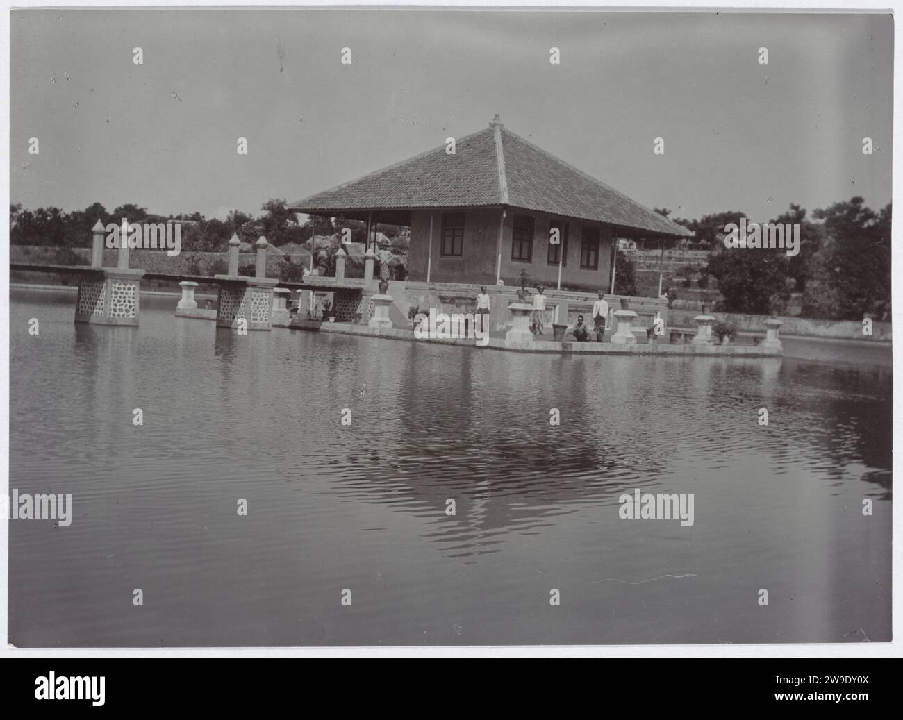 Der Sommerpalast Taman Ujung van de Rajas van Karangasem, 1900 - 1915 fotografieren den Sommerpalast der Raja von Karangasem, Taman Ujung, der sich auf einem großen Teich befindet, der durch eine Brücke mit dem Land verbunden ist. Gusti Bagus lebte hauptsächlich in Puri Agung Karangasem im heutigen Amlapura. Taman Ujung war eher ein „Lusthof“ oder Sommerpalast. Jakarta (möglicherweise) Papier. Albumendruck mit Fotounterstützung Stockfoto