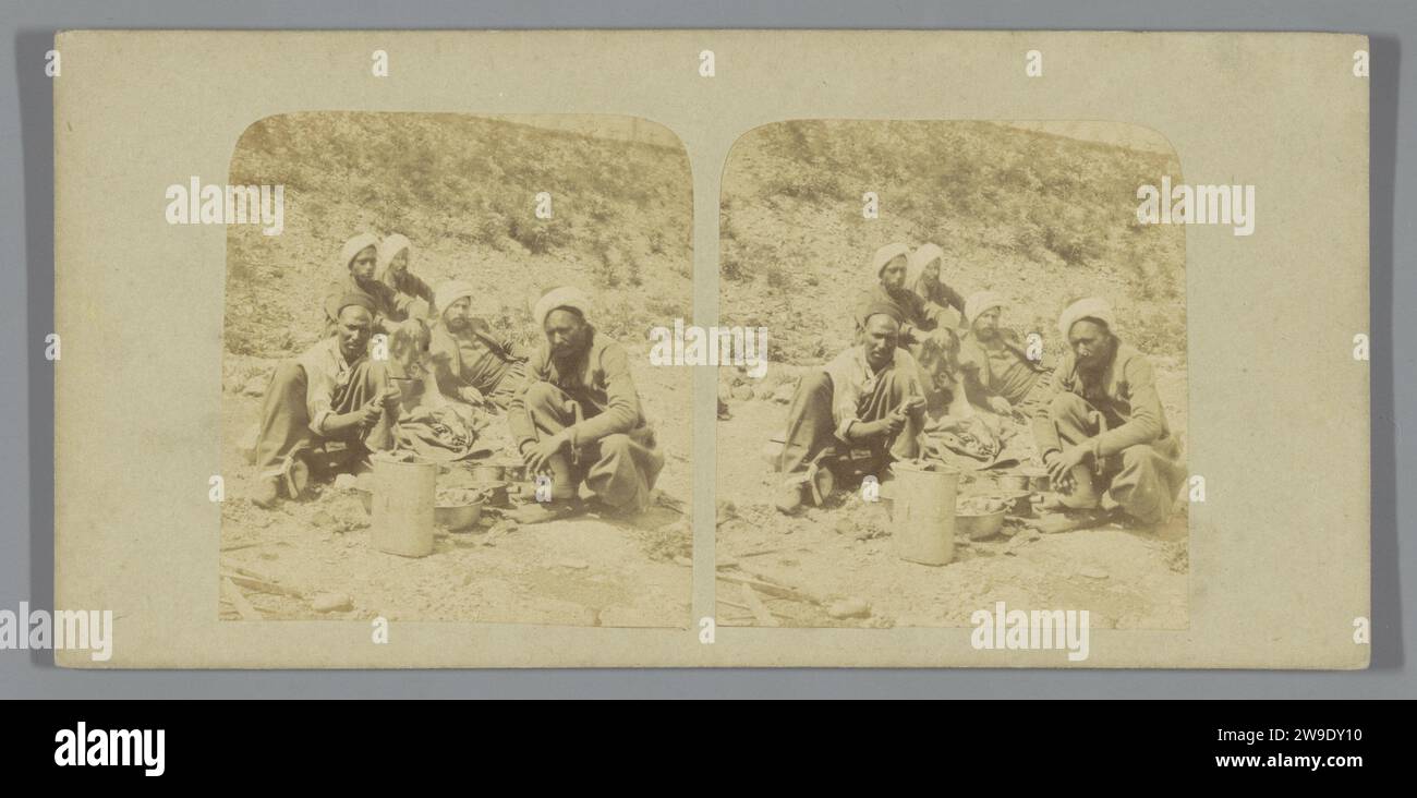 Zouaven-Gruppe während des zweiten italienischen Unabhängigkeitskrieges, kurz vor oder kurz nach der Schlacht von Palästina, Stereogramm Italienpapier von 1859. Pappalbumenabdruck der Soldat; das Leben des Soldaten Palästina Stockfoto
