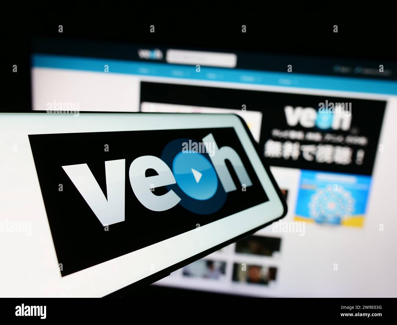 Mobiltelefon mit Logo der amerikanischen Videofreigabeplattform Veoh Networks Inc. Vor der Website. Fokussieren Sie sich auf die linke Mitte des Telefondisplays. Stockfoto