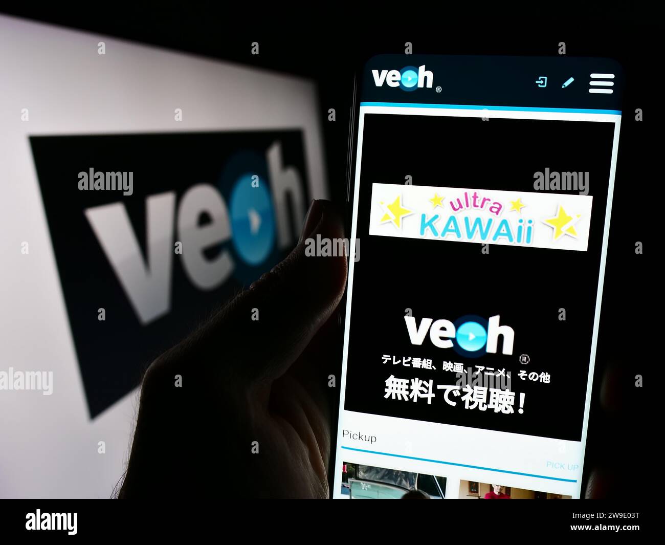Person, die ein Mobiltelefon mit der Website des US-amerikanischen Unternehmens Veoh Networks Inc. Mit Logo hält. Konzentrieren Sie sich auf die Mitte des Telefondisplays. Stockfoto